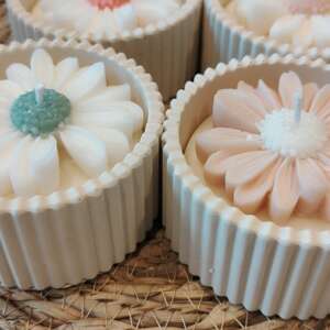 Daisy Delight – Handgemaakte Bloemenkaars in Jesmonite Potje